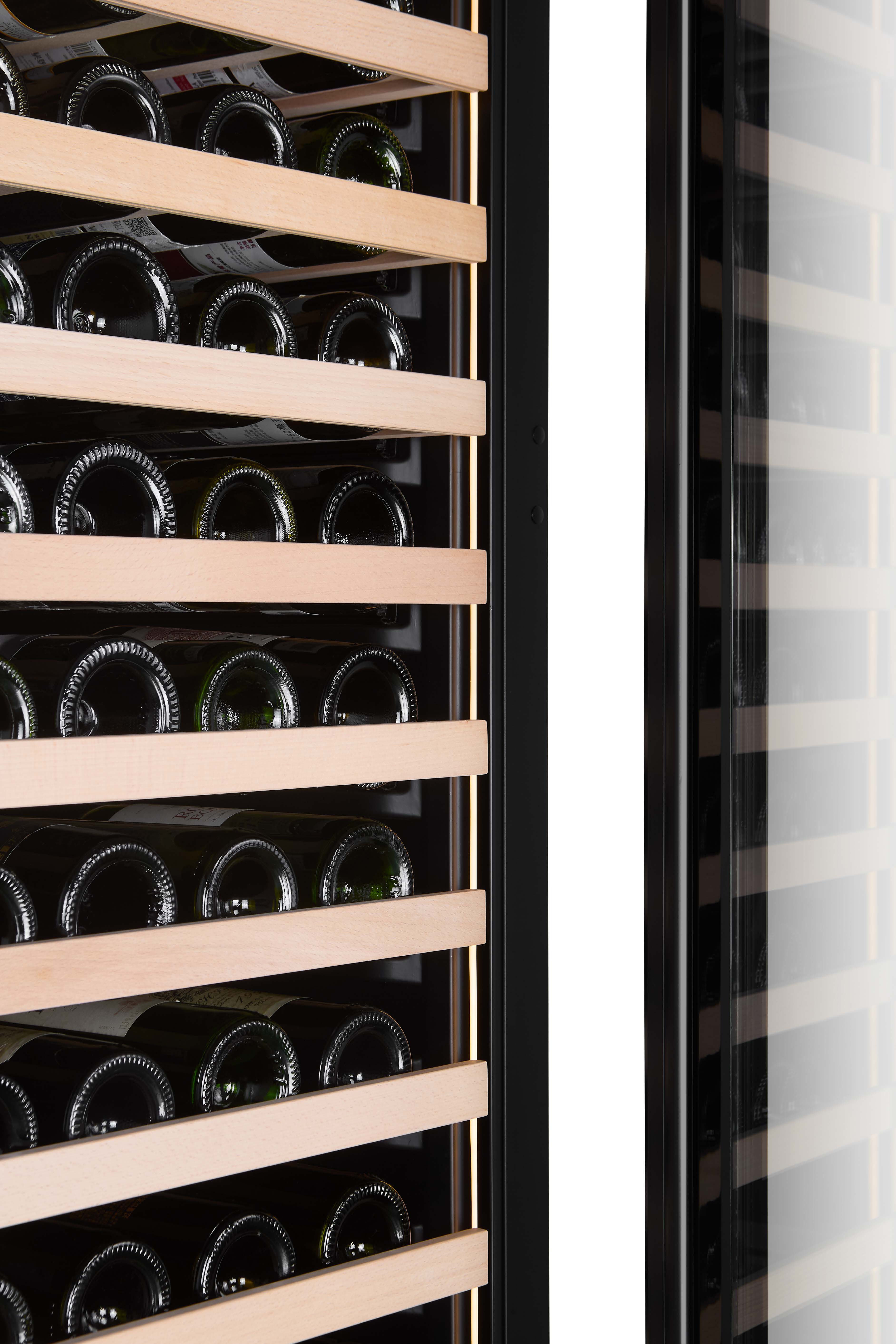 FWS163S-BLACK - Nevera para vino con capacidad para 161 botellas