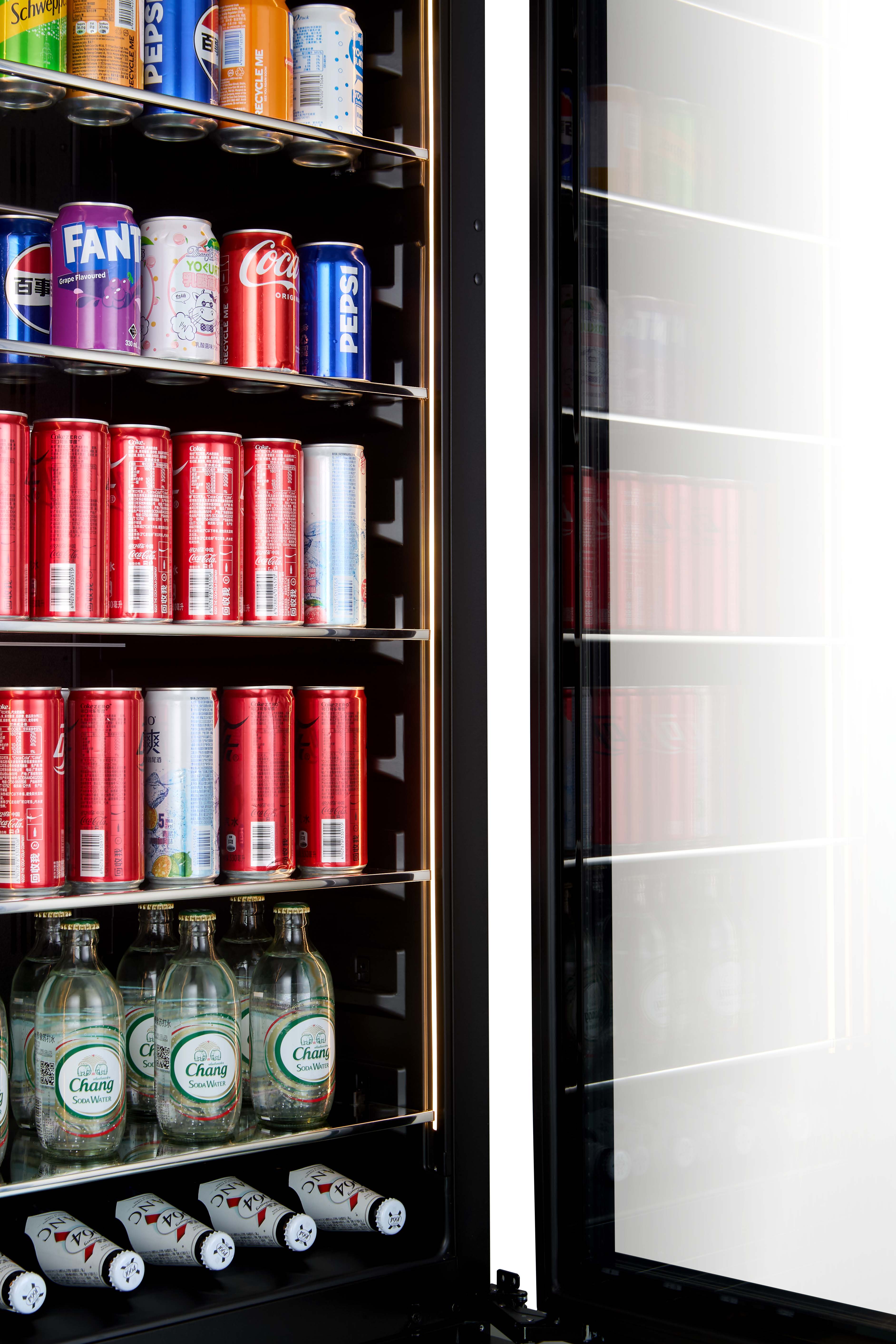 BV122S-BLACK - Refrigerador para bebidas con capacidad para 336 l y 315 latas